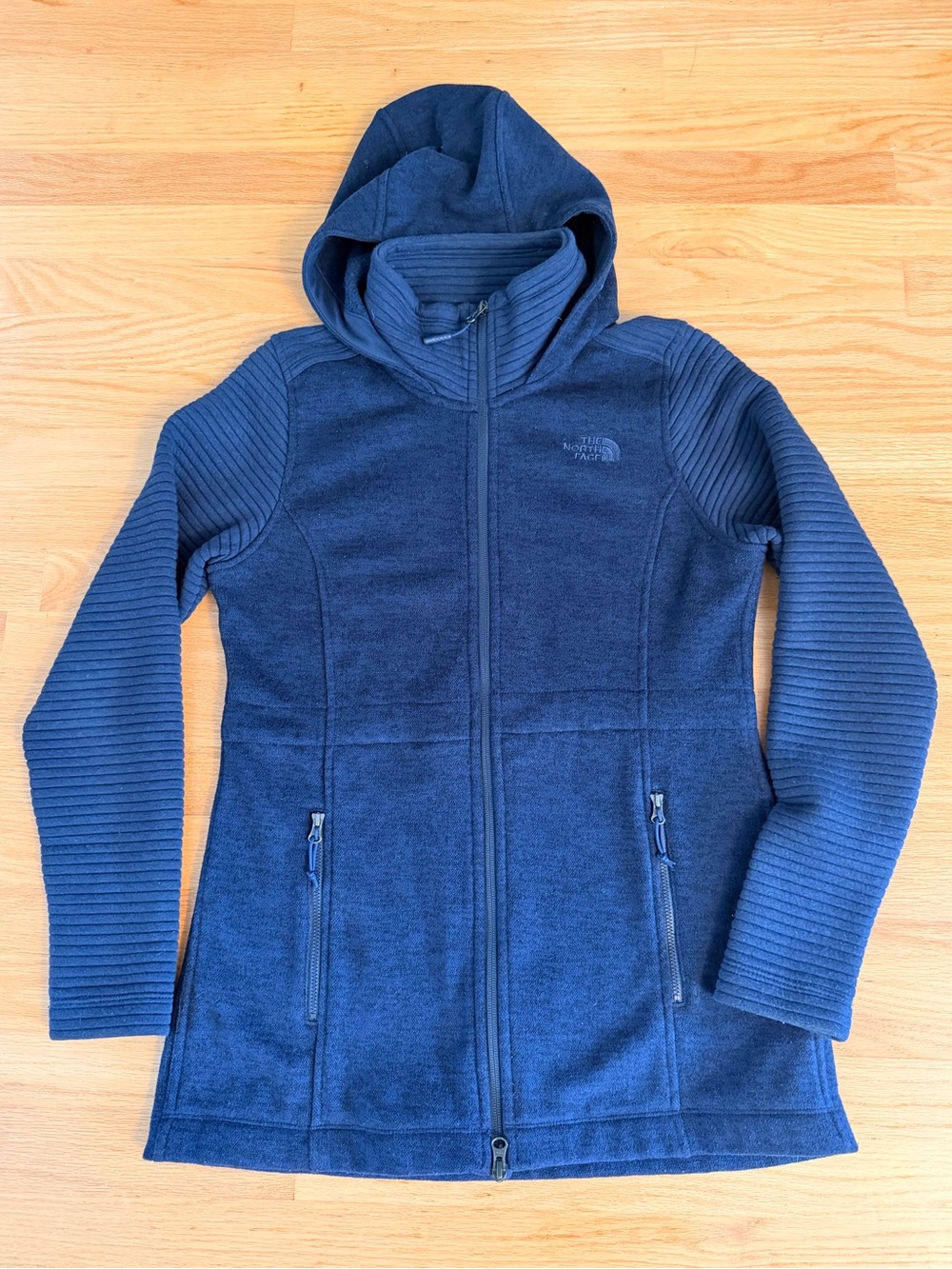 The North Face Womenโs Hooded Sweater Fleece Jacket, Size M